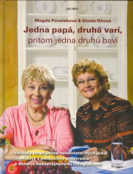 Jedna papá, druhá varí, pritom jedna druhú baví