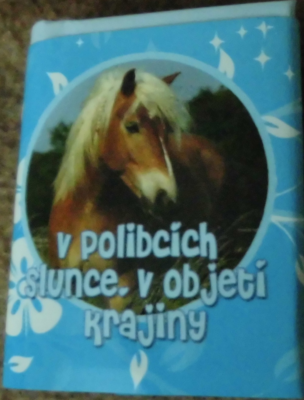 V polibcích slunce, v objetí krajiny