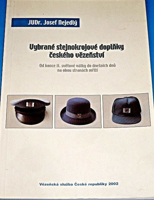 Vybrané stejnokrojové doplňky českého vězeňství od konce II. světové války do dnešních dnů na obou stranách mříží