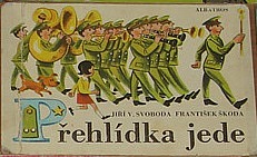 Přehlídka jede