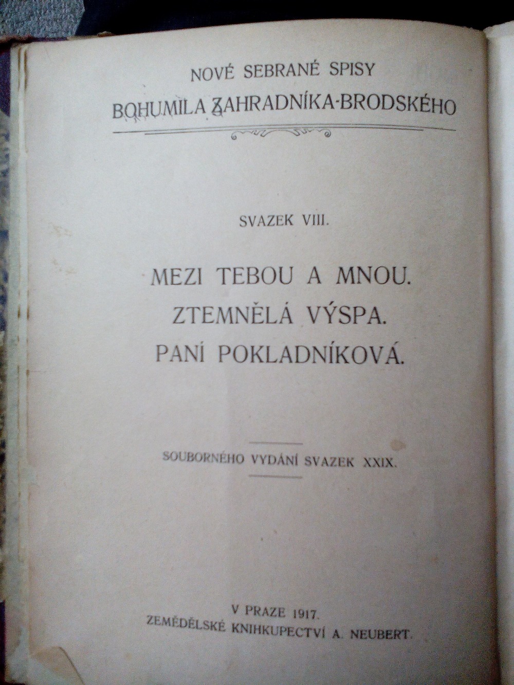 Mezi tebou a mnou / Ztemnělá výspa / Paní pokladníková