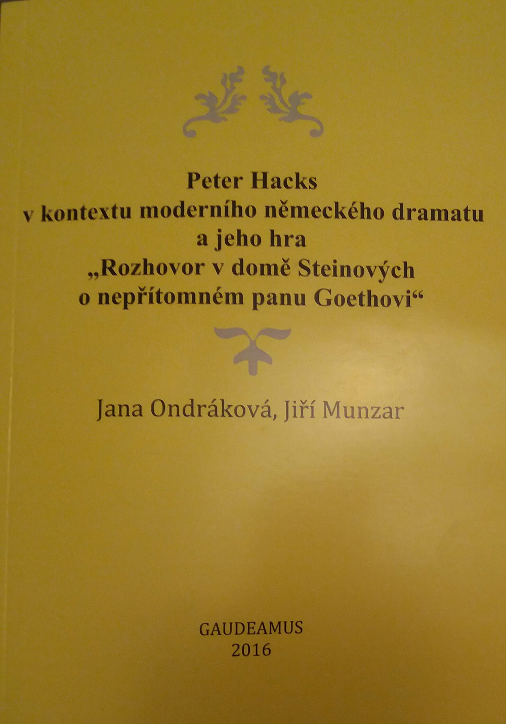 Peter Hacks v kontextu moderního německého dramatu a jeho hra &quot;Rozhovor v domě Steinových o nepřítomném panu Goetho