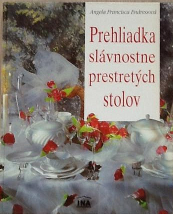 Prehliadka slávnostne prestretých stolov