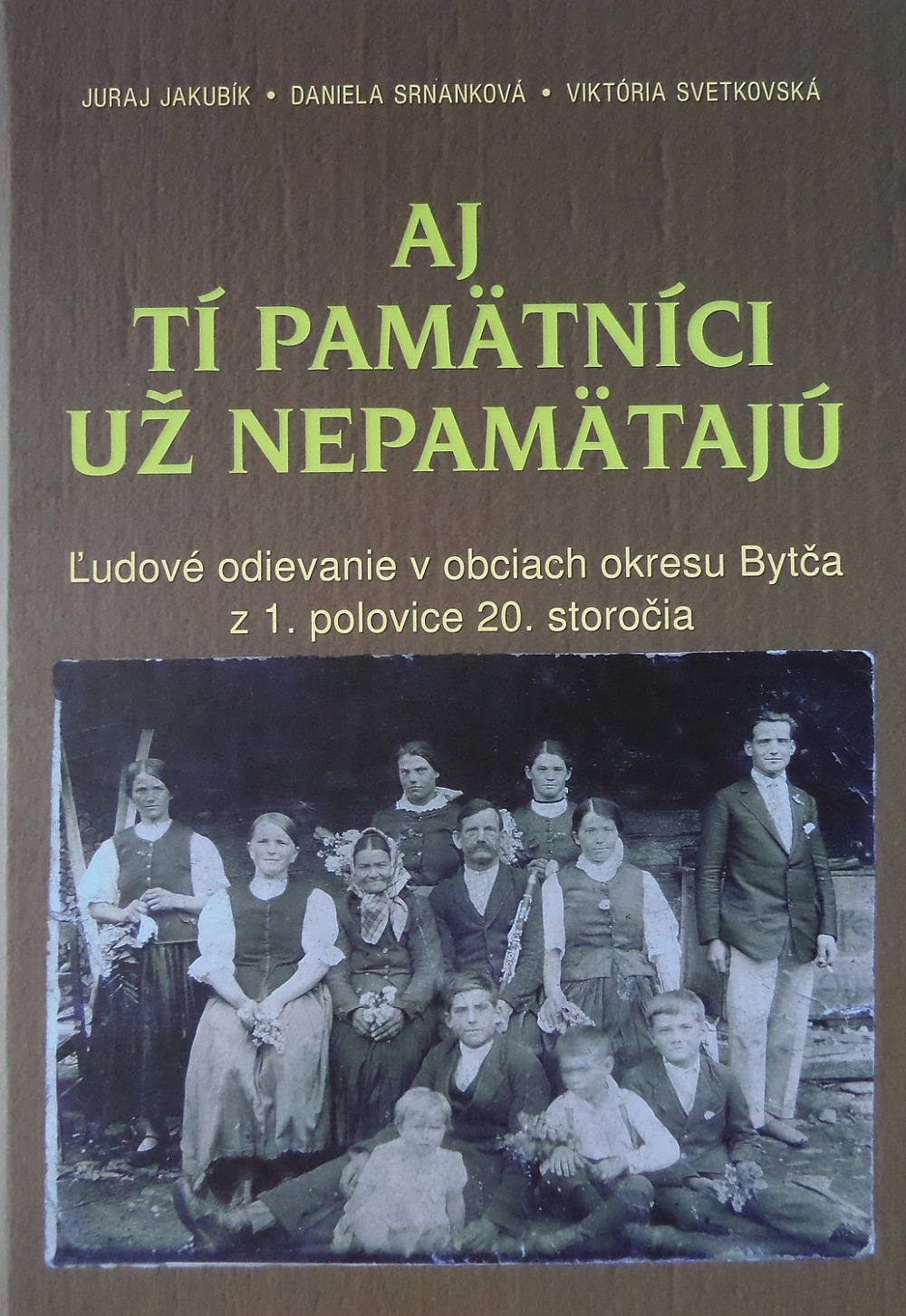 Aj tí pamätníci už nepamätajú... Ľudové odievanie v obciach okresu Bytča z 1. polovice 20. storočia