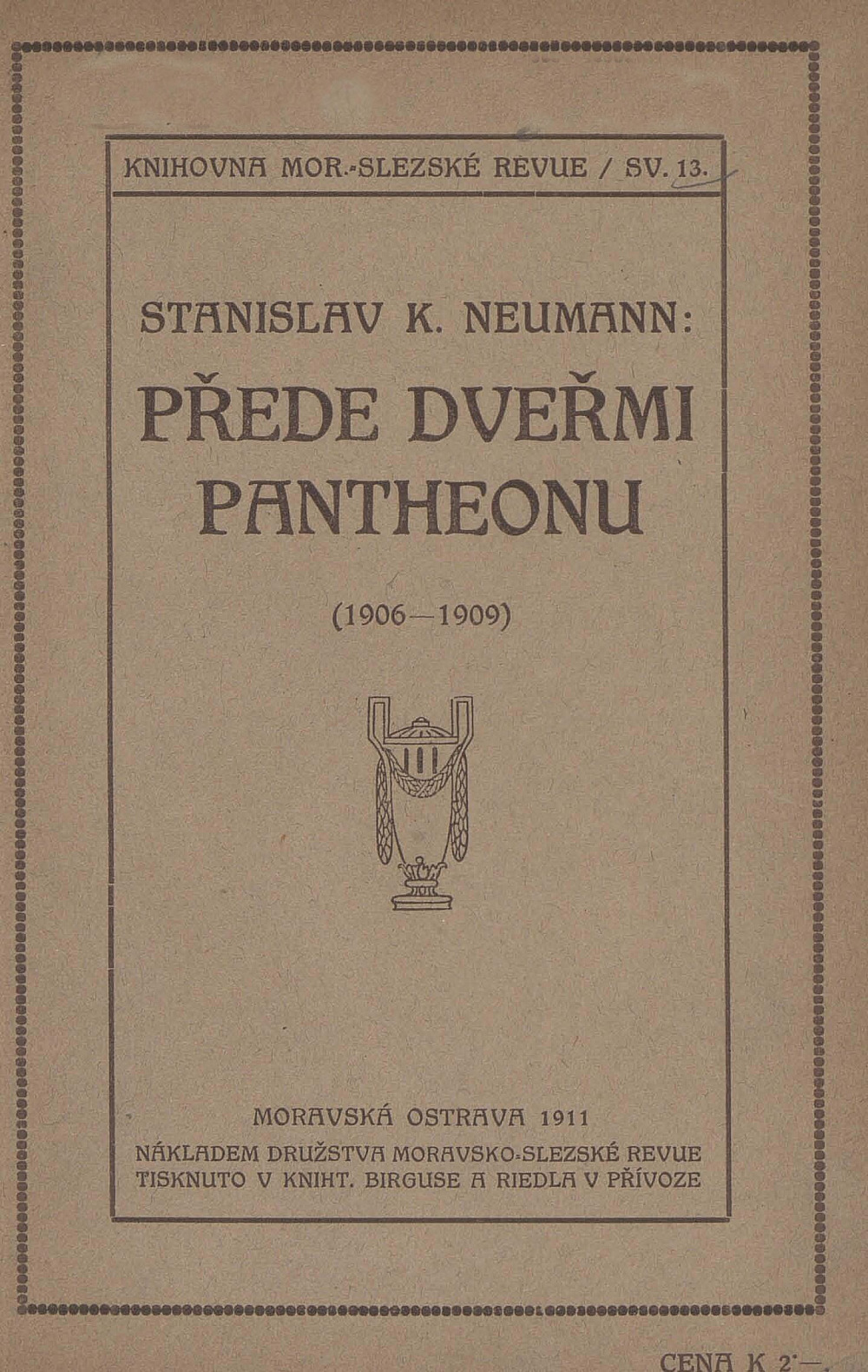 Přede dveřmi Pantheonu