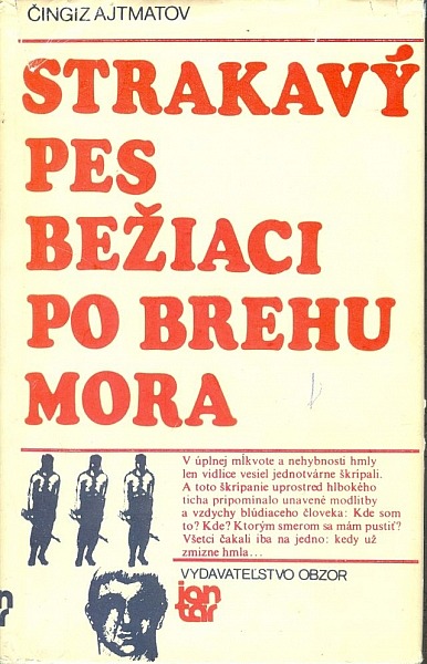 Strakavý pes bežiaci po brehu mora